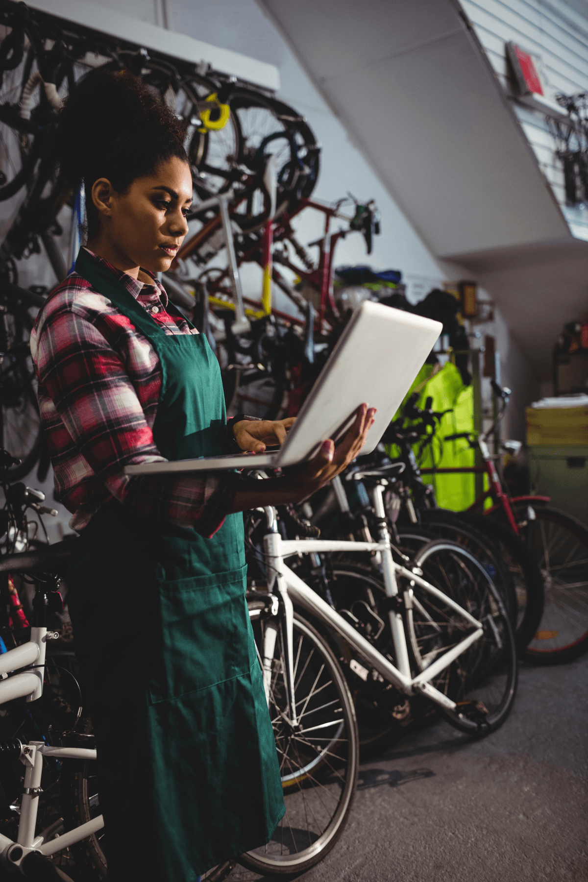 Femme avec ordinateur portable